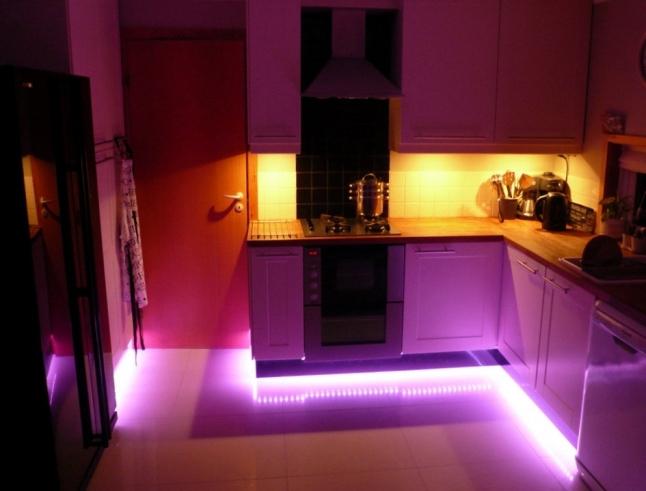 Achtergrondverlichting in de keuken: LED-comfort en -comfort tekenen