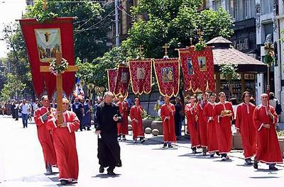 Khorugvi is een verplicht attribuut van de processie