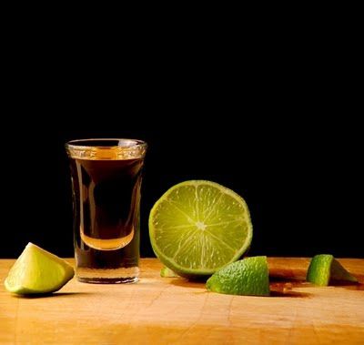 Hoe drinken ze tequila over de hele wereld? Interessante tradities van het consumeren van een warme drank