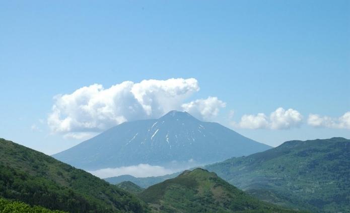 Volcano Tyatya - de vuurspuwende berg van het eiland Kunashir