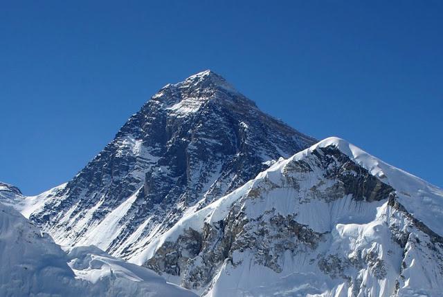 de hoogte van het Himalayagebergte in meters